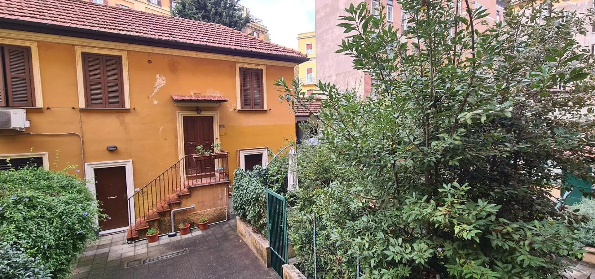 Trastevere Incantevole Con Patio Esterno Privato ローマ